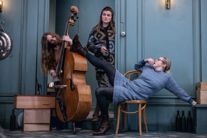 Symposium, 2024, teater Innlandet. (Foto: Lars Opstad). Jeg strikket tekstil i metervare til kjole